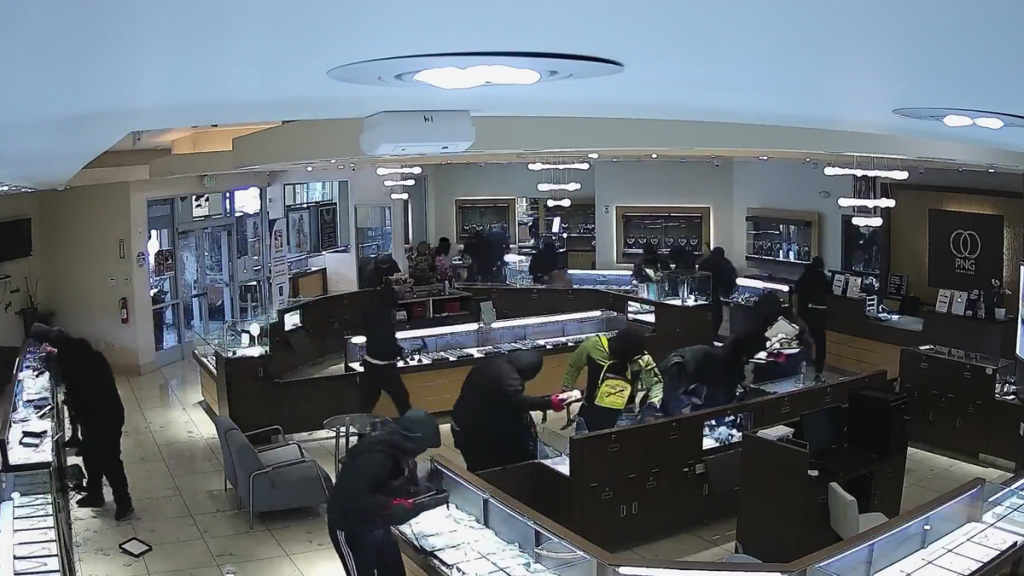 video of png jewelers usa smash and grab robbery
